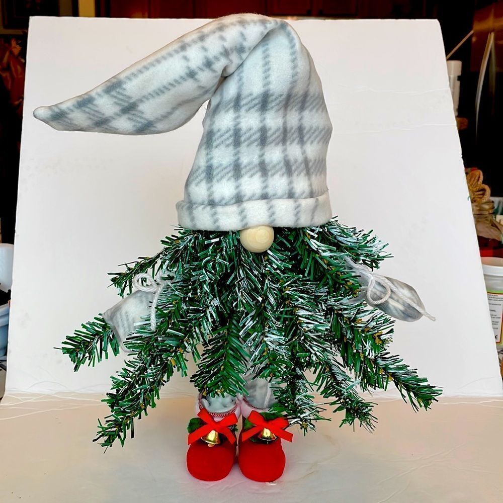 407 - CHRISTMAS TREE GNOME